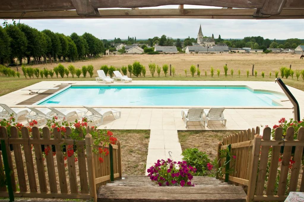 Chateau De Salvert - 4 Gites - 32 Personnes Neuillé Esterno foto