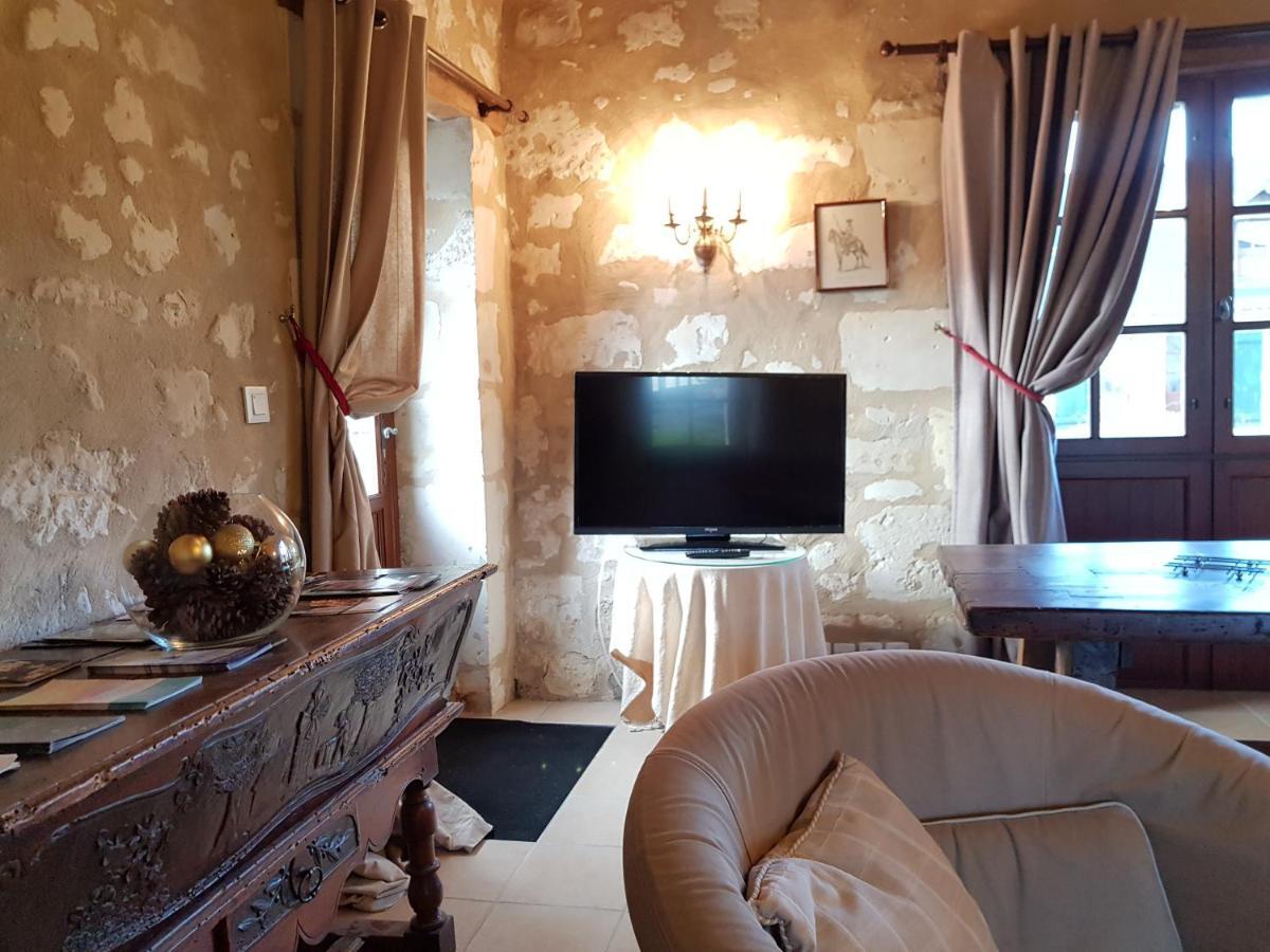 Chateau De Salvert - 4 Gites - 32 Personnes Neuillé Esterno foto